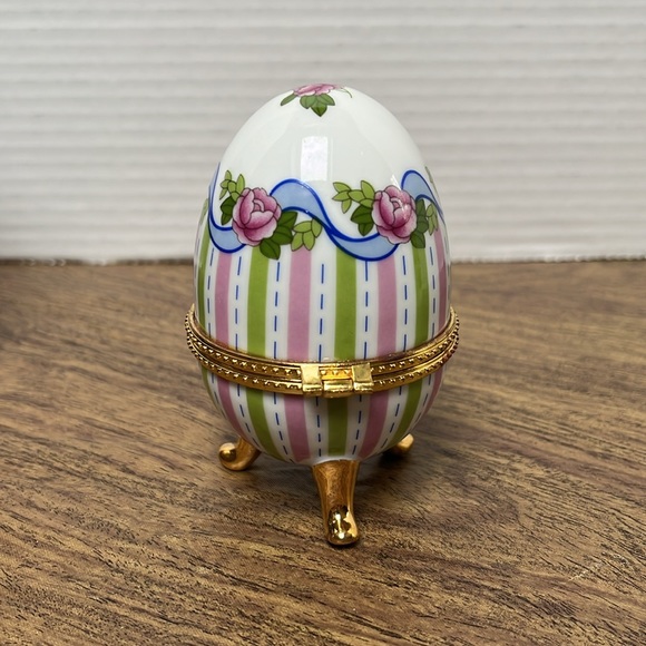Genuine Porcelain Hand Painted Footed Egg Trinket/Jewelry Box - Picture 8 of 13